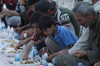 إفطار جماعي بين الحطام